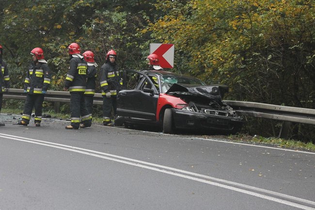 Samochód wbił się w barierki - zdjęcia