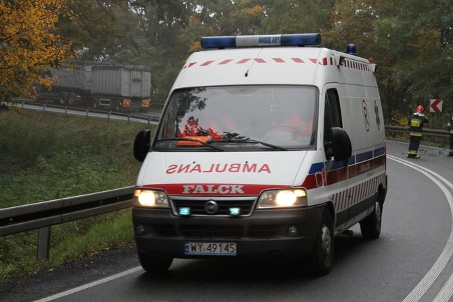 Samochód wbił się w barierki - zdjęcia