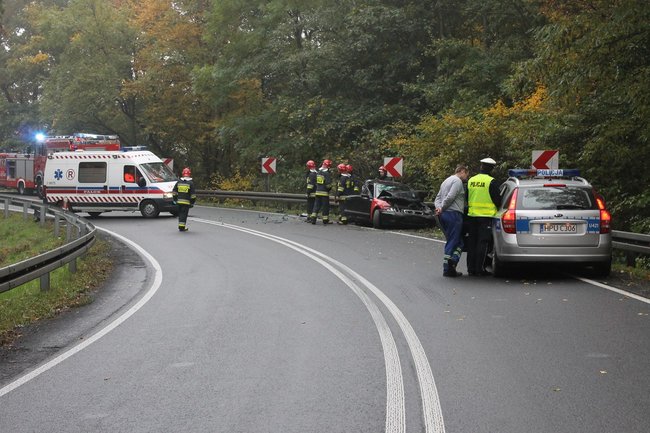 Samochód wbił się w barierki - zdjęcia