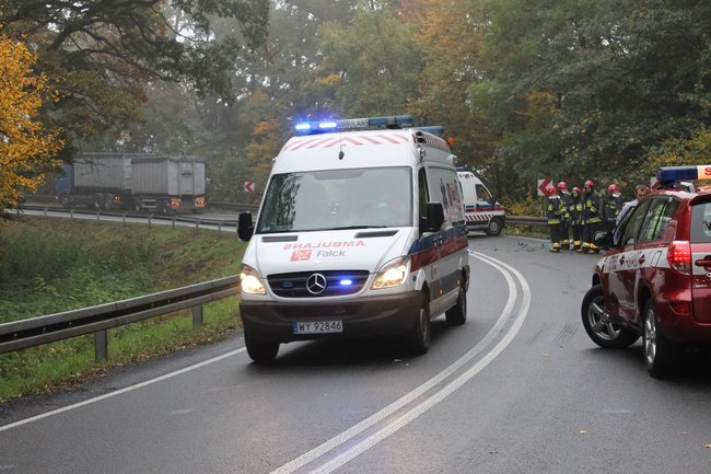 Samochód wbił się w barierki - zdjęcia