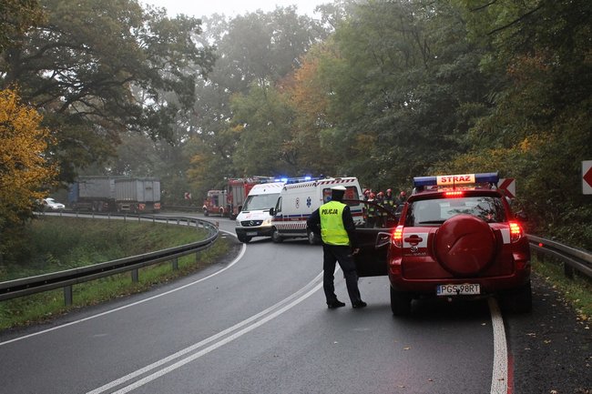 Samochód wbił się w barierki - zdjęcia