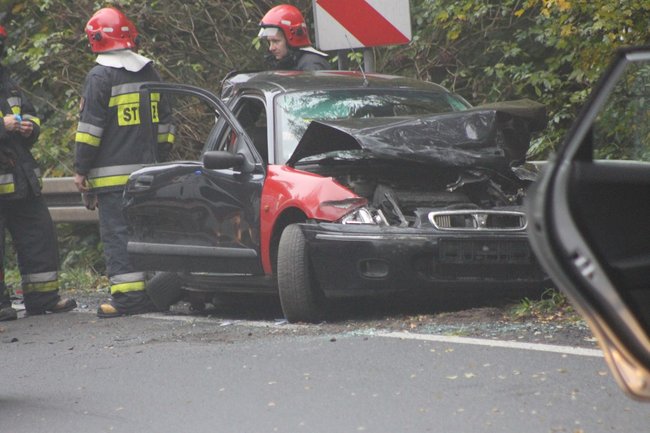 Samochód wbił się w barierki - zdjęcia