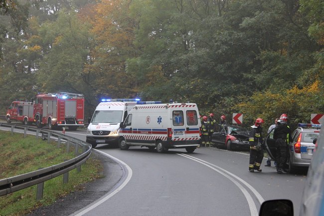 Samochód wbił się w barierki - zdjęcia