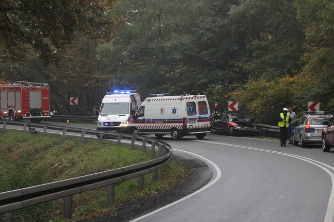 Samochód wbił się w barierki - zdjęcia