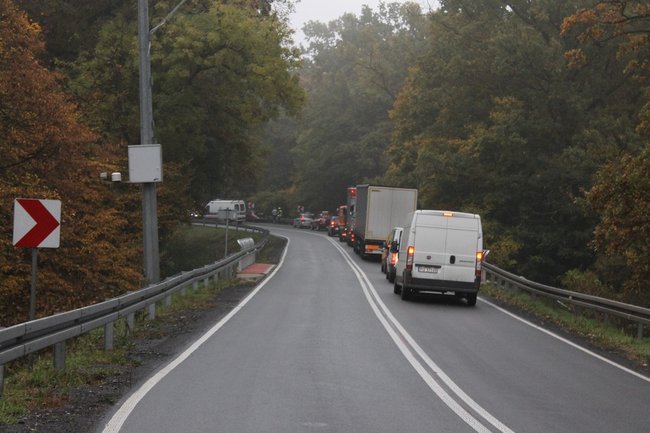 Samochód wbił się w barierki - zdjęcia