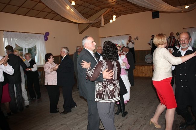 Seniorzy bawili się do nocy - zdjęcia