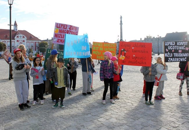 Uczniowie wyszli na ulicę - zdjęcia
