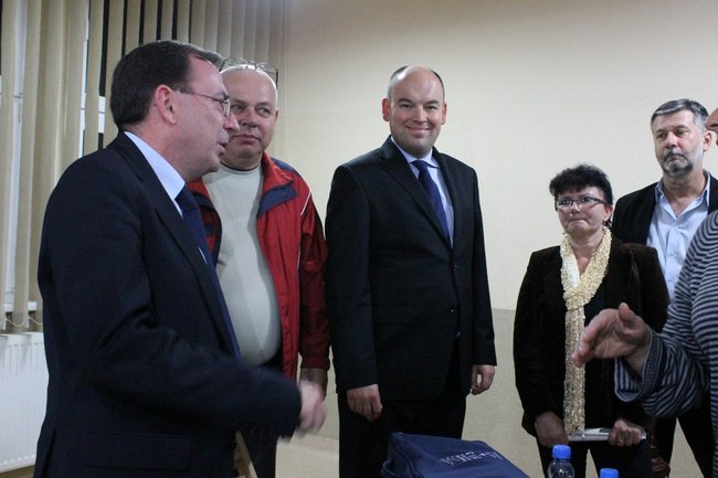 Witany owacjami na stojąco - zdjęcia