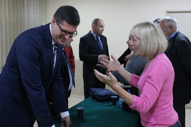 Witany owacjami na stojąco - zdjęcia