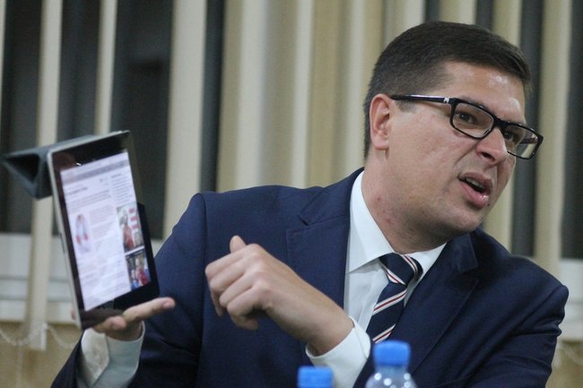 Witany owacjami na stojąco - zdjęcia