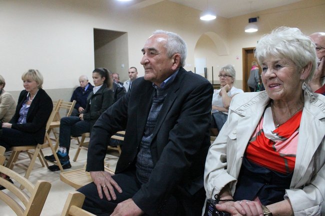 Witany owacjami na stojąco - zdjęcia