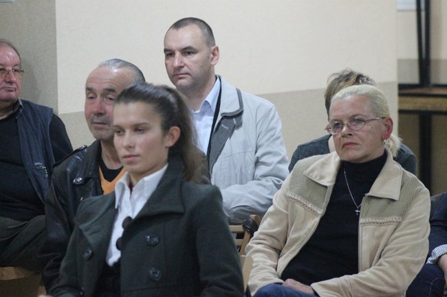 Witany owacjami na stojąco - zdjęcia