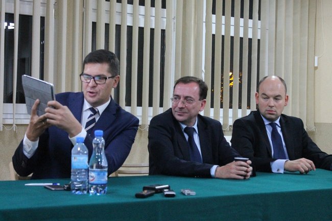 Witany owacjami na stojąco - zdjęcia