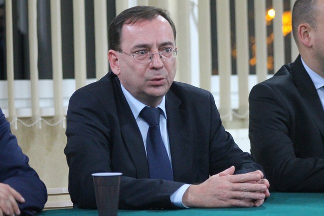 Witany owacjami na stojąco - zdjęcia