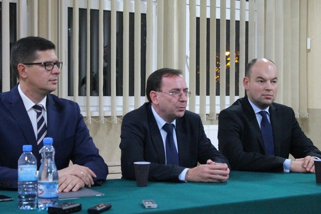 Witany owacjami na stojąco - zdjęcia