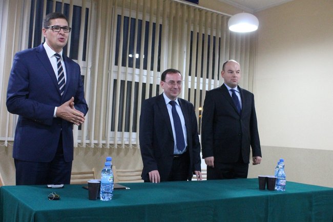 Witany owacjami na stojąco - zdjęcia