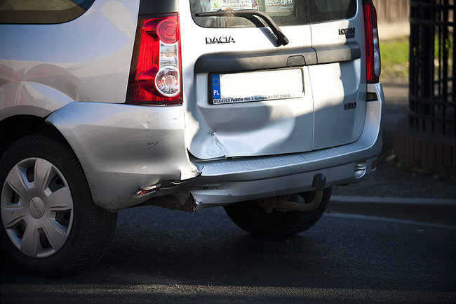 Najechał na tył osobówki - zdjęcia