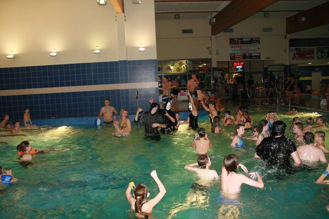 Upiorny wieczór na pływalni - zdjęcia