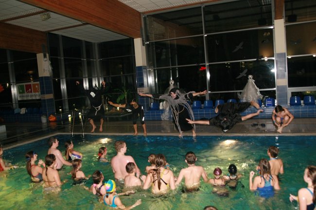 Upiorny wieczór na pływalni - zdjęcia
