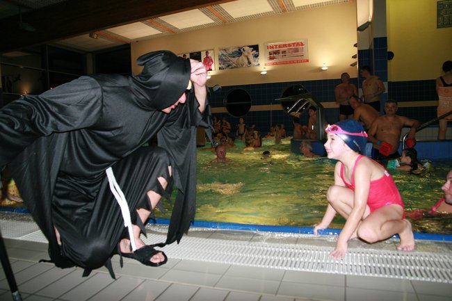 Upiorny wieczór na pływalni - zdjęcia