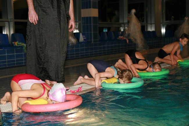 Upiorny wieczór na pływalni - zdjęcia