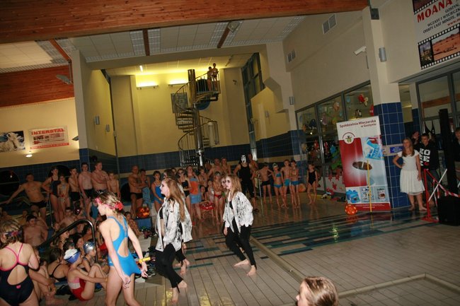 Upiorny wieczór na pływalni - zdjęcia