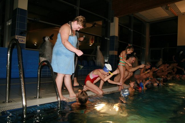 Upiorny wieczór na pływalni - zdjęcia