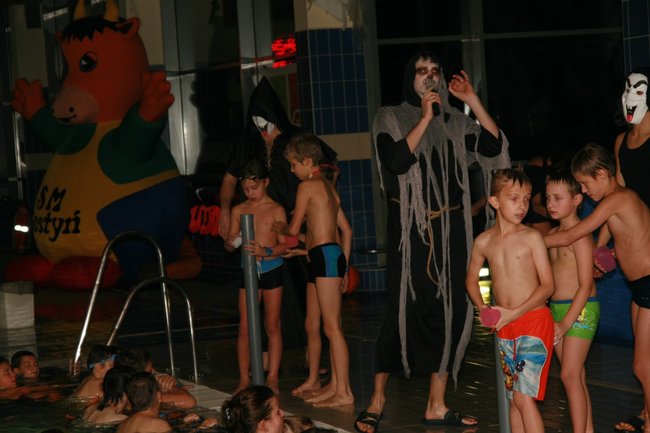 Upiorny wieczór na pływalni - zdjęcia