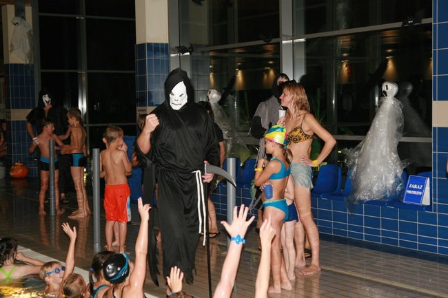 Upiorny wieczór na pływalni - zdjęcia