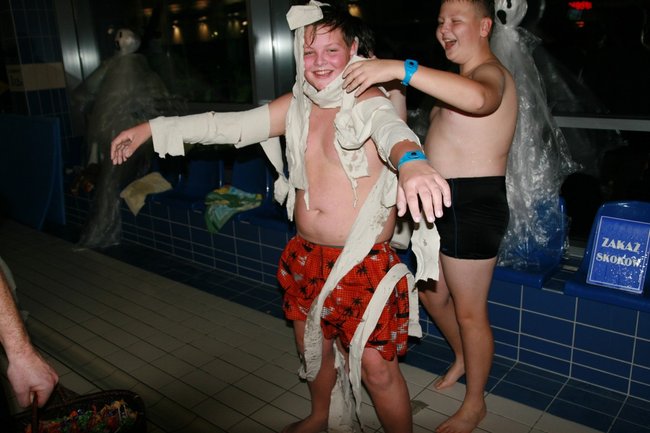 Upiorny wieczór na pływalni - zdjęcia