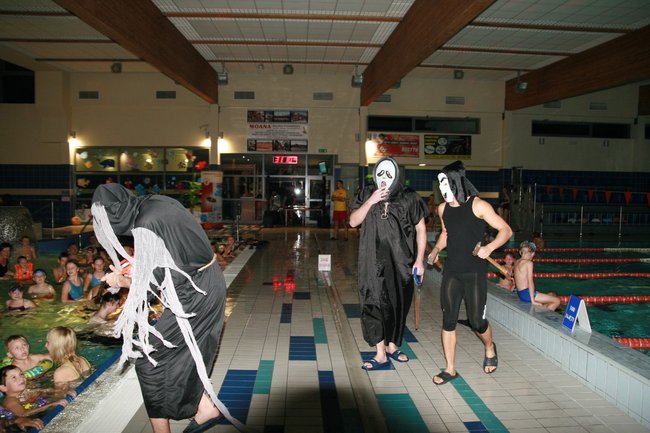 Upiorny wieczór na pływalni - zdjęcia