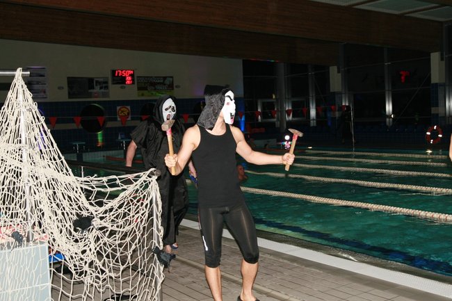 Upiorny wieczór na pływalni - zdjęcia