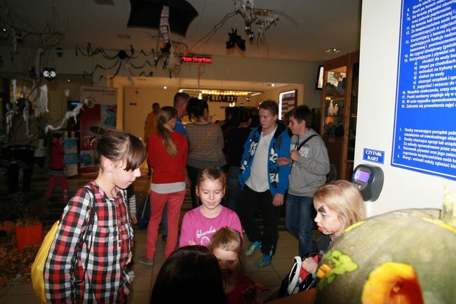 Upiorny wieczór na pływalni - zdjęcia