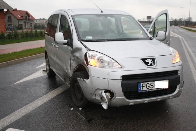 Wymusił pierwszeństwo - zdjęcia