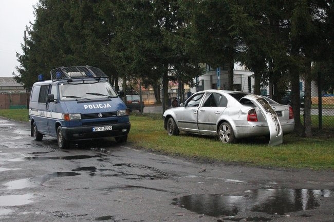 Ściął znak i dachował - zdjęcia