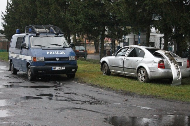 Ściął znak i dachował - zdjęcia