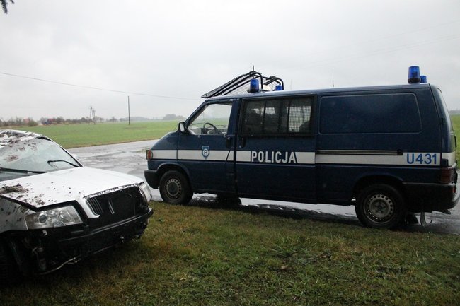 Ściął znak i dachował - zdjęcia