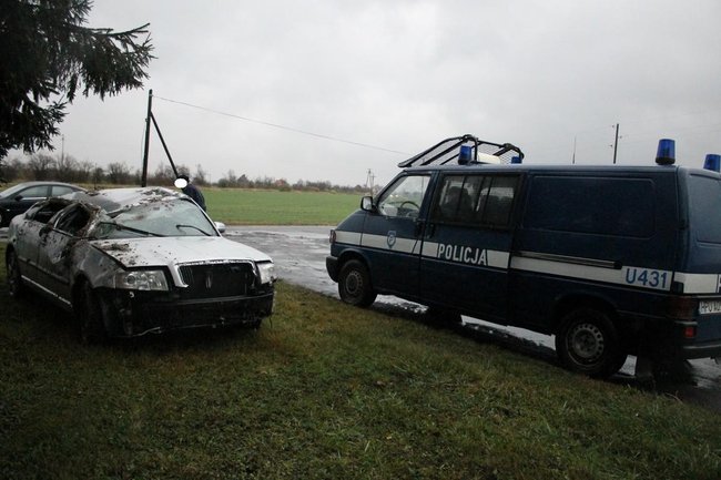 Ściął znak i dachował - zdjęcia