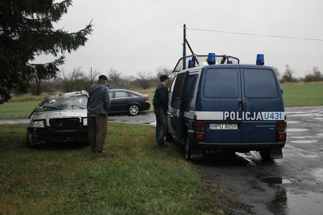 Ściął znak i dachował - zdjęcia