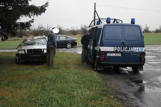 Ściął znak i dachował - zdjęcia