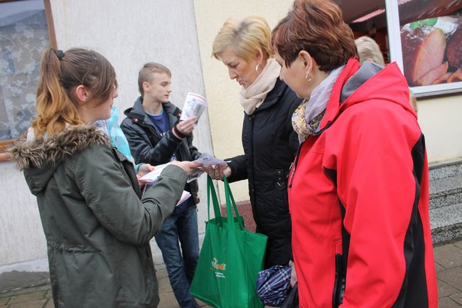 Rozdawali biało-czerwone flagi - zdjęcia