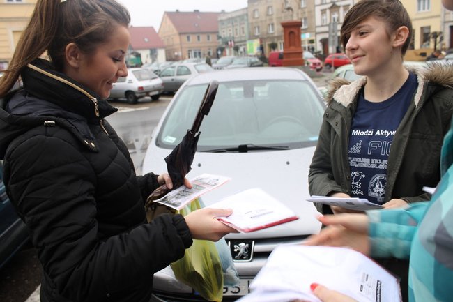 Rozdawali biało-czerwone flagi - zdjęcia