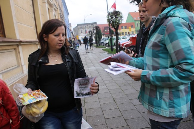 Rozdawali biało-czerwone flagi - zdjęcia