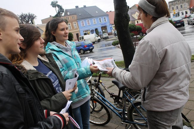 Rozdawali biało-czerwone flagi - zdjęcia