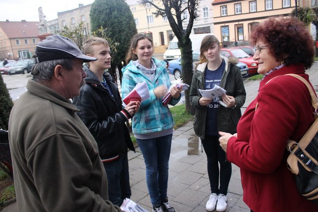 Rozdawali biało-czerwone flagi - zdjęcia