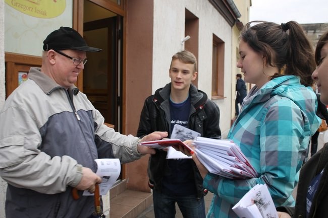Rozdawali biało-czerwone flagi - zdjęcia