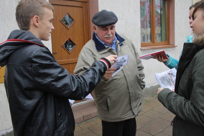 Rozdawali biało-czerwone flagi - zdjęcia