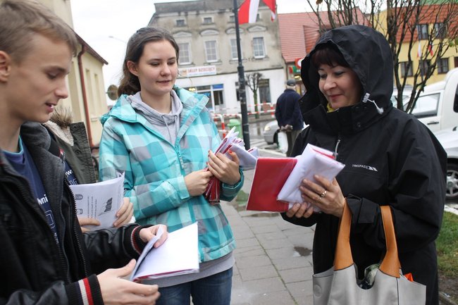 Rozdawali biało-czerwone flagi - zdjęcia