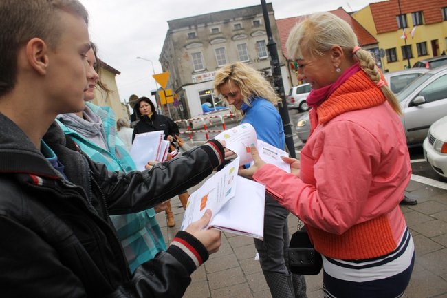 Rozdawali biało-czerwone flagi - zdjęcia