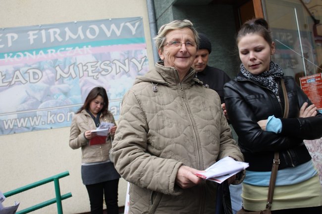 Rozdawali biało-czerwone flagi - zdjęcia